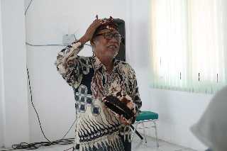 Pembuatan dan Pemakaian Odheng Khas Situbondo